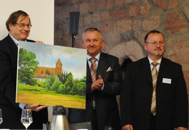 Elbląg, Na zakończenie kongresu jej organizator Bernd Hinz otrzymał prezent od polskich uczestników spotkania. Obraz przedstawia stary kościół gotycki w Młynarach Elbląg, Na zakończenie kongresu jej organizator Bernd Hinz otrzymał prezent od polskich uczestników spotkania. Obraz przedstawia stary kościół gotycki w Młynarach