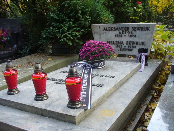 Elbląg, Delegacja elbląskiego teatru złożyła kwiaty i zapaliła znicze m.in. na grobie patrona sceny Aleksandra Sewruka