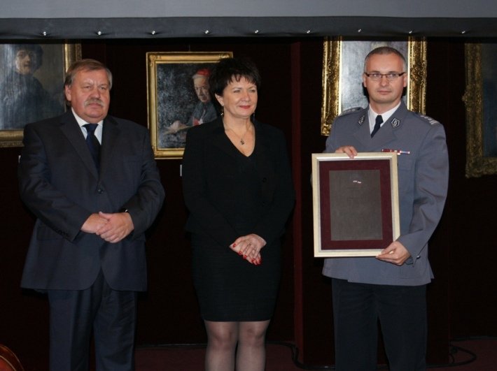 Elbląg, Przyznaną nagrodę z rąk Wojciecha Henrykowskiego Prezesa Zarządu PCBiC odbiera insp. Marek Osik Komendant Miejski Policji w Elblągu Elbląg, Przyznaną nagrodę z rąk Wojciecha Henrykowskiego Prezesa Zarządu PCBiC odbiera insp. Marek Osik Komendant Miejski Policji w Elblągu