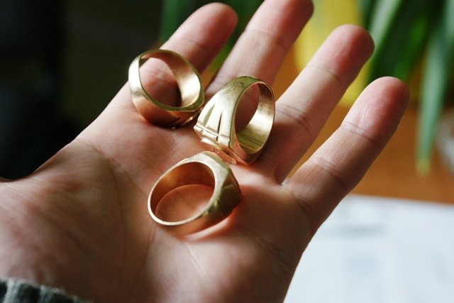 Elbląg, Oszuści sprzedali 22-latkowi sygnety wykonane z tombaku Elbląg, Oszuści sprzedali 22-latkowi sygnety wykonane z tombaku