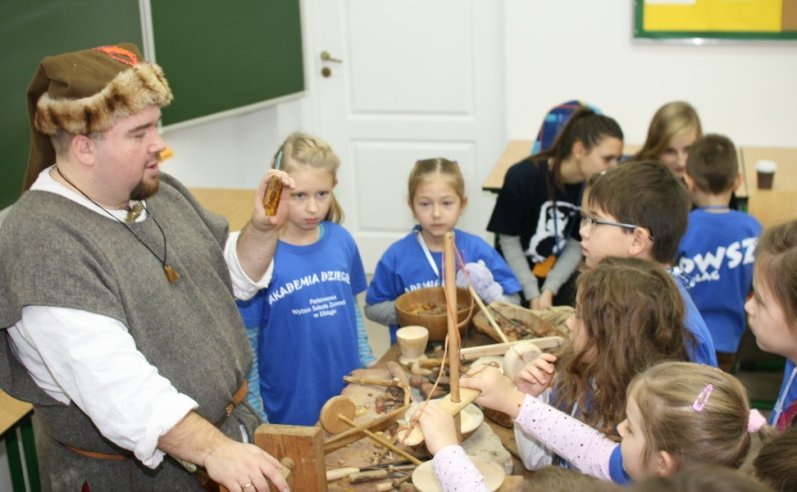 Elbląg, O bursztynie małym studentom opowiadł Piotr Adamczyk z elbląskiego muzeum Elbląg, O bursztynie małym studentom opowiadł Piotr Adamczyk z elbląskiego muzeum