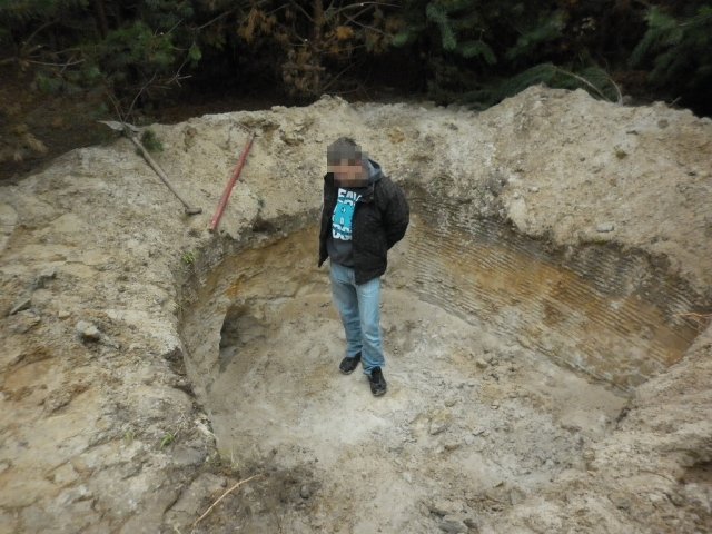 Elbląg, Sprawcy próbowali zastraszyć swoje ofiary wywożąc do lasu i pokazując wykopane w ziemi doły Elbląg, Sprawcy próbowali zastraszyć swoje ofiary wywożąc do lasu i pokazując wykopane w ziemi doły