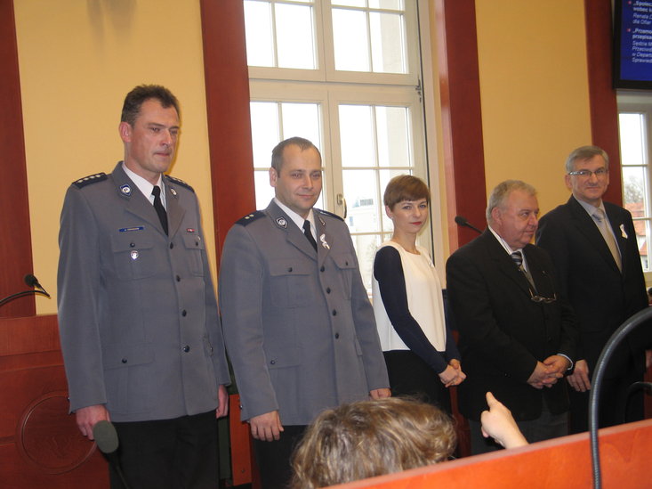 Elbląg, Policjanci wyróżnieni Białą Wstążką (z lewej asp. sztab. Jarosław Graman) Elbląg, Policjanci wyróżnieni Białą Wstążką (z lewej asp. sztab. Jarosław Graman)