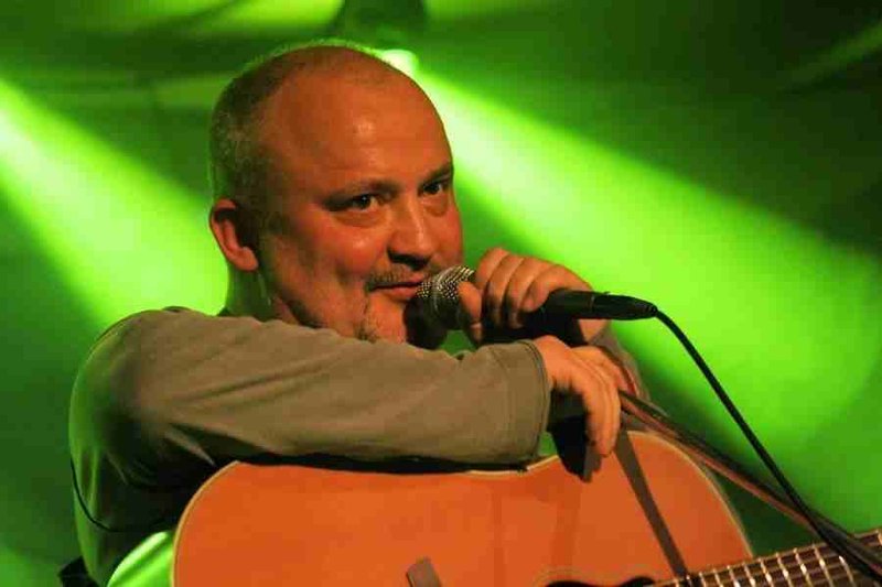 Tomek Wachnowski zagra i zaśpiewa w krużganku Galerii EL