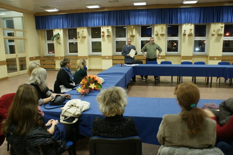 Elbląg, Uczestniczkom kursu dyplomy wręczył insp. Marek Osik, komendant miejski policji Elbląg, Uczestniczkom kursu dyplomy wręczył insp. Marek Osik, komendant miejski policji