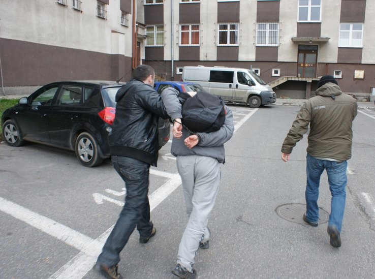 Elbląg, 22-latka, który podczas meczu rzucił petardą zatrzymali dziś policjanci Elbląg, 22-latka, który podczas meczu rzucił petardą zatrzymali dziś policjanci
