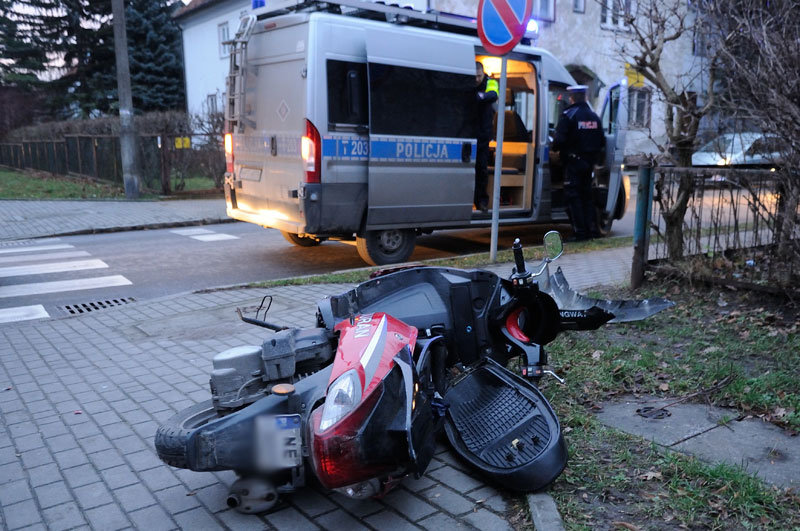 Elbląg, Żeromskiego: skuterem uderzył w skodę Elbląg, Żeromskiego: skuterem uderzył w skodę