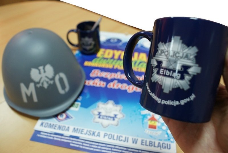 Elbląg, Policjanci przekazali na aukcję m.in. hełm MO, pałkę oraz kubki Elbląg, Policjanci przekazali na aukcję m.in. hełm MO, pałkę oraz kubki