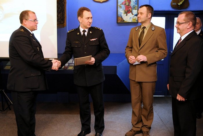 Elbląg, St. bryg. Tomasz Świniarski odbierał dziś gratulacje za pracę swoją i swoich strażaków m.in. z rąk Komendanta Wojewódzkiego PSP Jana Słupskiego Elbląg, St. bryg. Tomasz Świniarski odbierał dziś gratulacje za pracę swoją i swoich strażaków m.in. z rąk Komendanta Wojewódzkiego PSP Jana Słupskiego