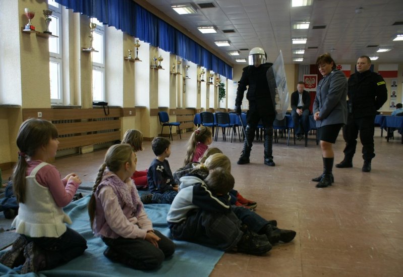 Elbląg, Podczas spotkań z dziećmi policjanci udzielają rad, jak bezpiecznie się bawić