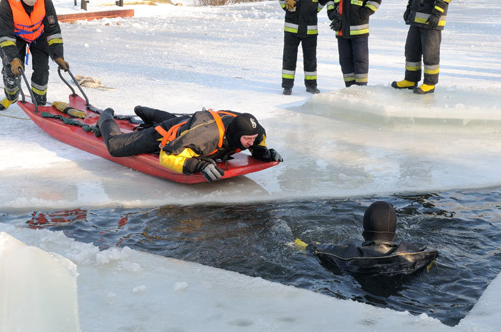 Elbląg, Strażacy ćwiczyli dziś ratowanie osoby, pod którą załamał się lód