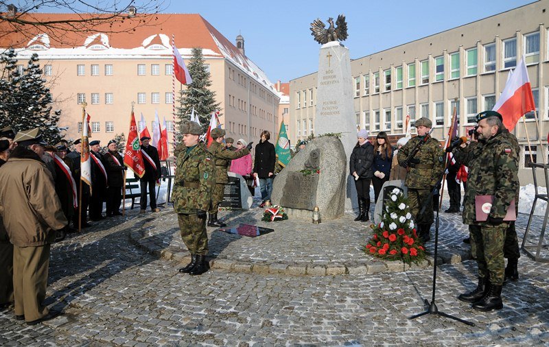 Elbląg, Uroczystości przed pomnikiem PPP rozpoczęły się w południe Elbląg, Uroczystości przed pomnikiem PPP rozpoczęły się w południe