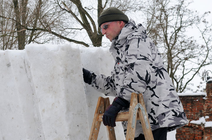 Elbląg, Podczas rzeźbienia dużych form niezbędna jest drabina. Na zdjęciu Bogdan Kiliński