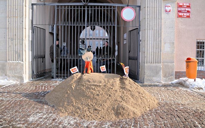 Elbląg, Poseł musi zapłacić za posprzątanie piasku Elbląg, Poseł musi zapłacić za posprzątanie piasku