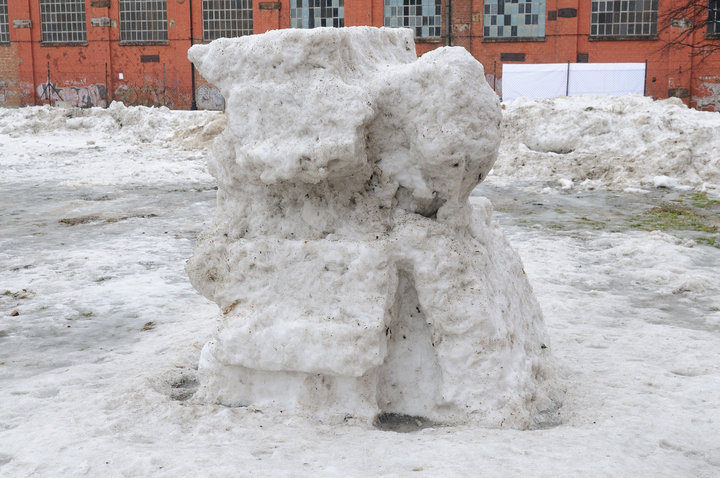 Elbląg, Powtórzył się scenariusz z ubiegłego roku - śniegowe rzeźby niszczeją w strugach deszczu jeszcze przed ogłoszeniem werdyktu