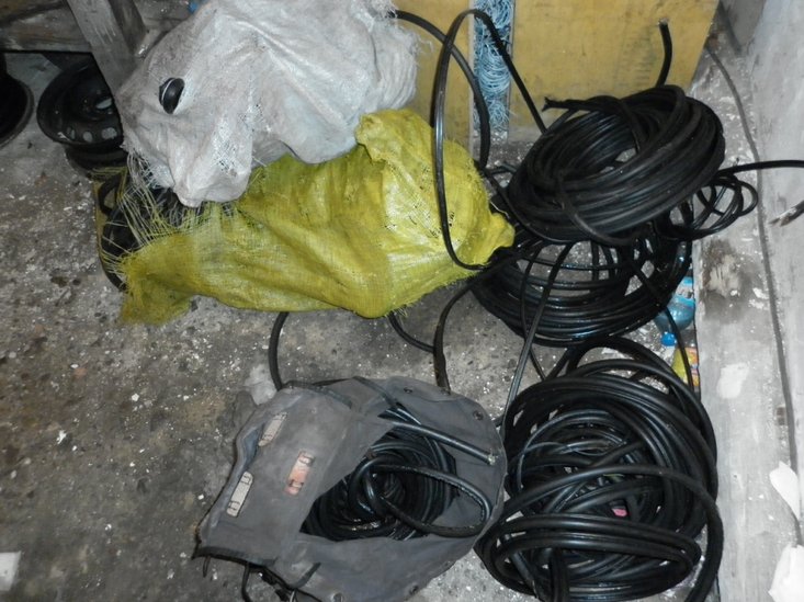 Elbląg, Dwaj mężczyźni kradli przewody, później jest sprzedawali, a za zdobyte w ten sposób pieniądze kupowali alkohol