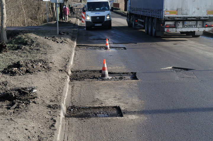 Elbląg, Krajobraz po zimie: dziura na dziurze
