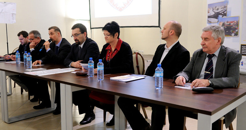 Elbląg, Na sali był tylko jeden sprawny mikrofon, co nie ułatwiało rozmowy Elbląg, Na sali był tylko jeden sprawny mikrofon, co nie ułatwiało rozmowy