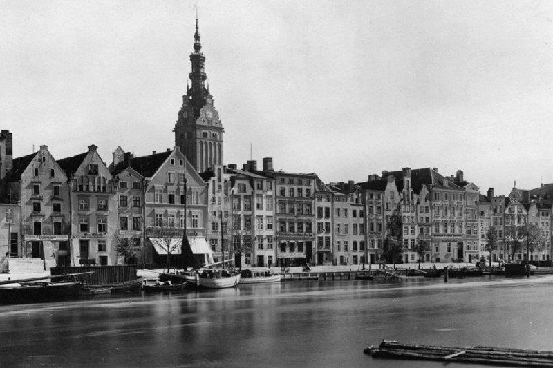 Elbląg, Widok na kościół św. Mikołaja od strony rzeki Elbląg Elbląg, Widok na kościół św. Mikołaja od strony rzeki Elbląg