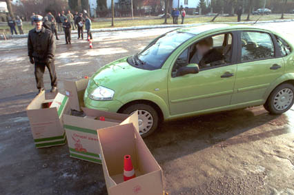 Elbląg, Pierwsza konkurencja Zimowego Rajdu Samochodowego zakończyła się bez incydentów, nie każdemu jednak z 27 kierowców udało się zahamować przed ustawionymi w linii kartonami