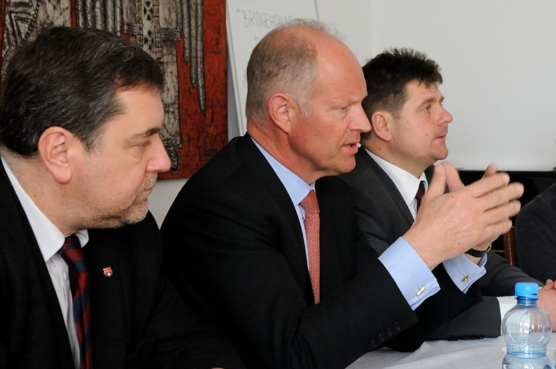 Elbląg, Matthew Cartisser (w środku) liczy, że zakupy w „Siódemce” będą robić także Rosjanie Elbląg, Matthew Cartisser (w środku) liczy, że zakupy w „Siódemce” będą robić także Rosjanie