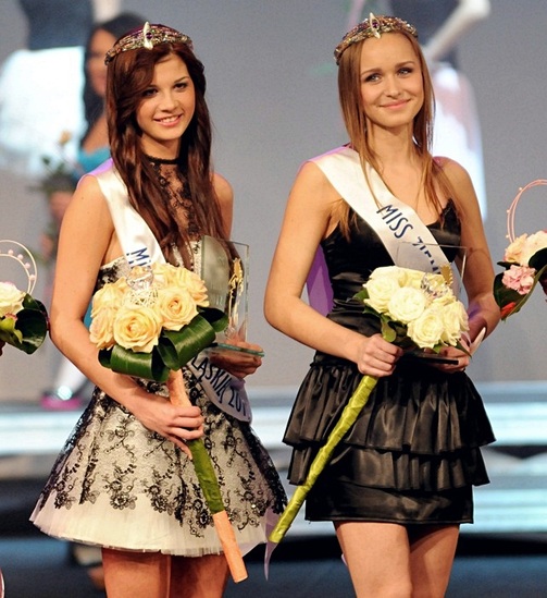 Elbląg, Miss Ziemi Elbląskiej 2012 Katarzyna Jacewicz (po lewej) oraz Miss Nastolatek Aleksandra Mandryk