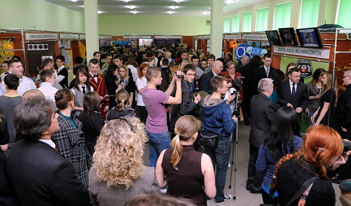 Elbląg, Targowanie się elbląskich szkół (o ucznia)