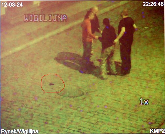 Elbląg, Moment, gdy mężczyźnie wypadł portfel zauważył operator miejskiego monitoringu Elbląg, Moment, gdy mężczyźnie wypadł portfel zauważył operator miejskiego monitoringu