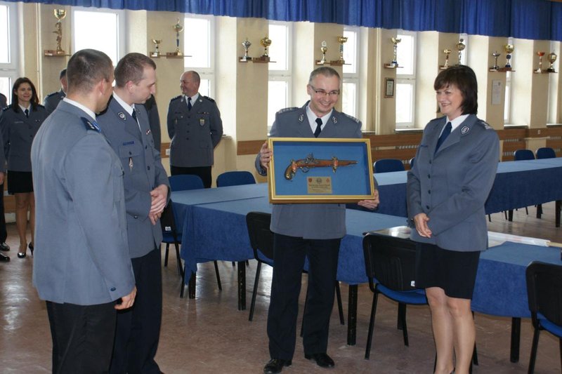 Elbląg, Dziś mł. insp. Dorota Macoch otrzymała pamiątkowy, zabytkowy pistolet Elbląg, Dziś mł. insp. Dorota Macoch otrzymała pamiątkowy, zabytkowy pistolet