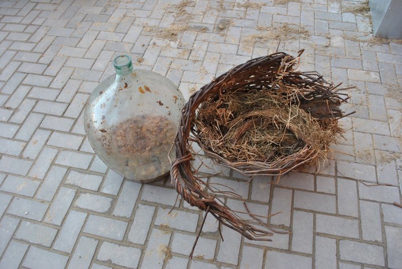 Elbląg, Złodzieje ukradli z piwnicy 40-litrowy gąsior z winem, a także narzędzia malarskie Elbląg, Złodzieje ukradli z piwnicy 40-litrowy gąsior z winem, a także narzędzia malarskie