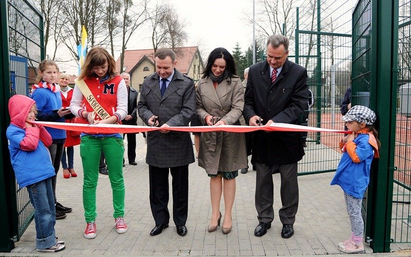 Elbląg, Przecięcia wstęgi dokonali (od lewej): Monika Brzozowska (uczennica klasy VI a, sportowiec roku 2011/2012), Grzegorz Nowaczyk, Iwona Ratajczyk-Zyśk, Waldemar Buszan