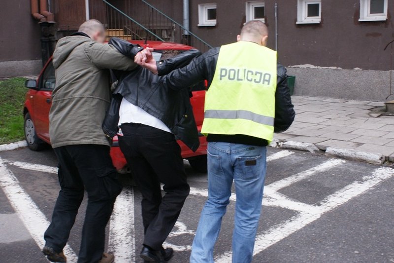 Elbląg, Policjanci kryminalni zatrzymali 37-latka, który napadł i okradł dwie staruszki