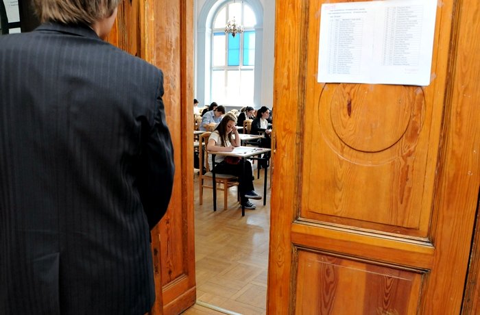 Elbląg, Część gimnazjalistów jeszcze się głowiła, część wychodziła z sali przed czasem Elbląg, Część gimnazjalistów jeszcze się głowiła, część wychodziła z sali przed czasem