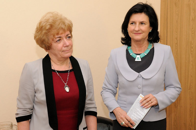 Elbląg, - To spotkanie informacyjne, a nie agitacyjne. Nie chcemy nikogo namawiać do wcześniejszego posłania dziecka do szkoły - zgodnie przyznały Grażyna Przasnyska, wojewódzki kurator oświaty i Grażyna Kluge, wiceprezydent Elbląga Elbląg, - To spotkanie informacyjne, a nie agitacyjne. Nie chcemy nikogo namawiać do wcześniejszego posłania dziecka do szkoły - zgodnie przyznały Grażyna Przasnyska, wojewódzki kurator oświaty i Grażyna Kluge, wiceprezydent Elbląga