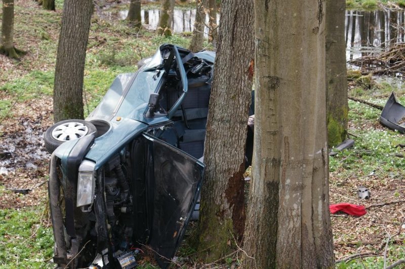 Elbląg, Wypadek na Jeleniej Dolinie. Pasażer zmarł w szpitalu Elbląg, Wypadek na Jeleniej Dolinie. Pasażer zmarł w szpitalu
