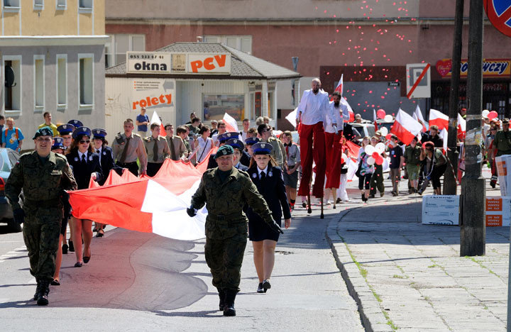 Elbląg, Młodzież na czele marszu niosła kilkudziesięciometrową biało-czerwoną flagę Elbląg, Młodzież na czele marszu niosła kilkudziesięciometrową biało-czerwoną flagę