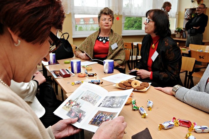 Elbląg, Danuta Kubicka i Danuta Gotkowska (panie siedzą obok siebie) w jednej klasie - jak przed laty ( Elbląg, Danuta Kubicka i Danuta Gotkowska (panie siedzą obok siebie) w jednej klasie - jak przed laty (