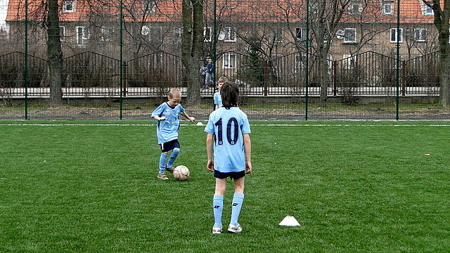 Elbląg, Przed południem na Orlikach grają uczniowie, później korzystają z murawy zawodnicy klubów, a także dorośli miłośnicy futbolu