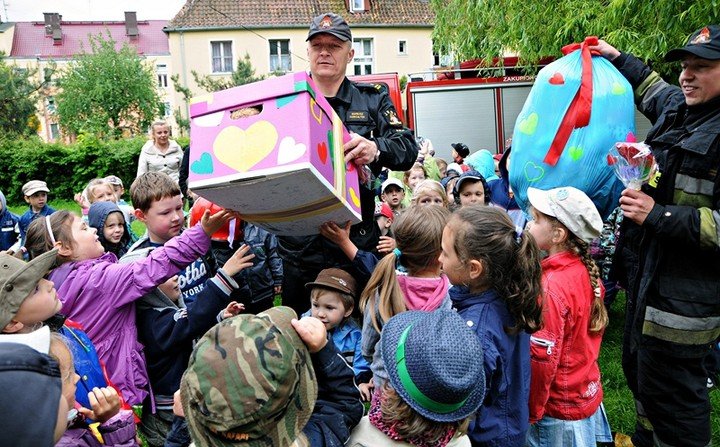 Elbląg, Przedszkolaki przekazały strażakom mnóstwo pluszaków - w ozdobnych opakowaniach