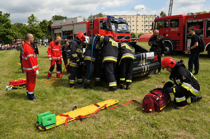 Elbląg, Widowiskowa akcja strażaków z rozcinaniem auta