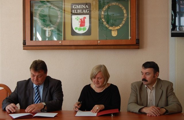 Elbląg, Umowę na dofinansowanie remontu drogi podpisali Witold Wróblewski - z ramienia zarządu województwa oraz Genowefa Kwoczek, wójt gminy Elbląg Elbląg, Umowę na dofinansowanie remontu drogi podpisali Witold Wróblewski - z ramienia zarządu województwa oraz Genowefa Kwoczek, wójt gminy Elbląg