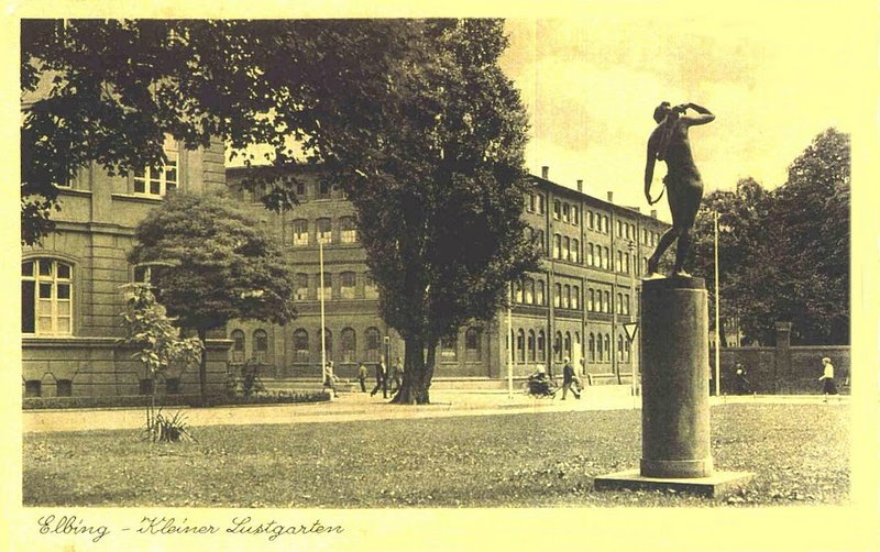 Elbląg, Skwer przy ul. Pocztowej ze statuą Diany. Elbląg, Skwer przy ul. Pocztowej ze statuą Diany.