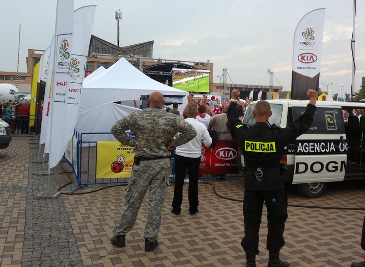 Elbląg, Na bezpieczeństwem kibiców czuwają m.in. policjanci i agenci ochrony Elbląg, Na bezpieczeństwem kibiców czuwają m.in. policjanci i agenci ochrony