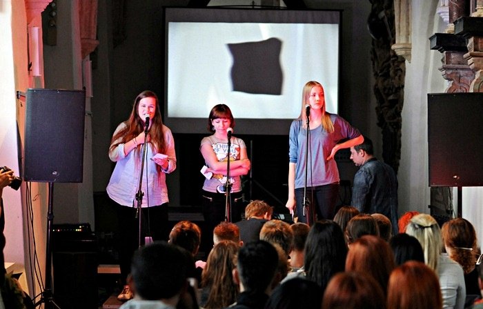 Elbląg, Anna Balkiewicz, Marta Karaś, Sonia Romanowska podczas performance "Słowo w formie"