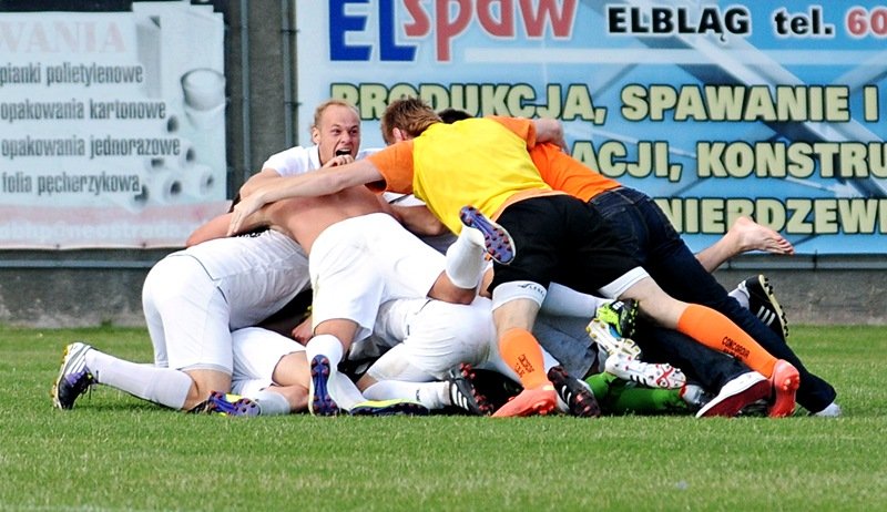 Elbląg, Radość piłkarzy Concordii po golu Tomasza Sambora