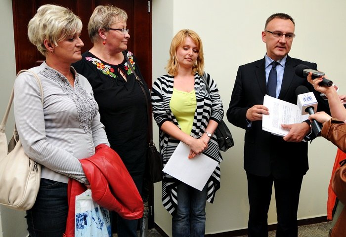 Elbląg, Przedstawicielki związków zawodowych i wiceprezydent Tomasz Lewandowski po podpisaniu porozumienia Elbląg, Przedstawicielki związków zawodowych i wiceprezydent Tomasz Lewandowski po podpisaniu porozumienia