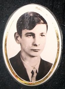 Elbląg, Medalion z grobu Zbyszka Godlewskiego (źr. wikipedia)