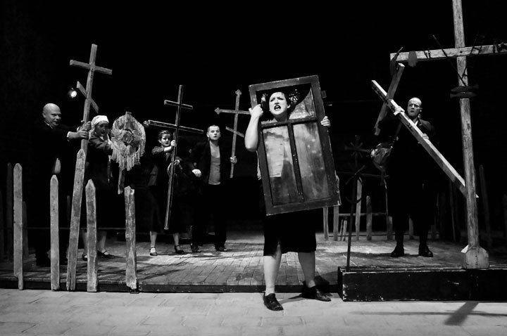 Elbląg, Koniec świata na elbląskiej scenie