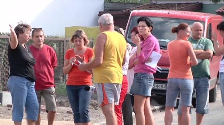 Elbląg, Mieszkańcy ulicy Olsztyńskiej zostali podzieleni na tych, którzy dostali chodnik za darmo i na tych, którzy za ten luksus muszą zapłacić (kadr z filmu) Elbląg, Mieszkańcy ulicy Olsztyńskiej zostali podzieleni na tych, którzy dostali chodnik za darmo i na tych, którzy za ten luksus muszą zapłacić (kadr z filmu)