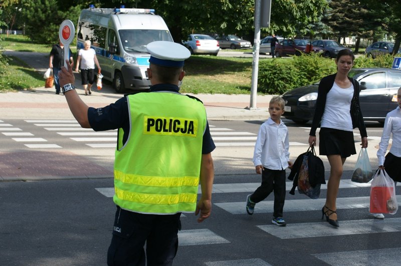 Elbląg, Policjanci ruchu drogowego pełnią słuzbę w pobliżu szkół Elbląg, Policjanci ruchu drogowego pełnią słuzbę w pobliżu szkół